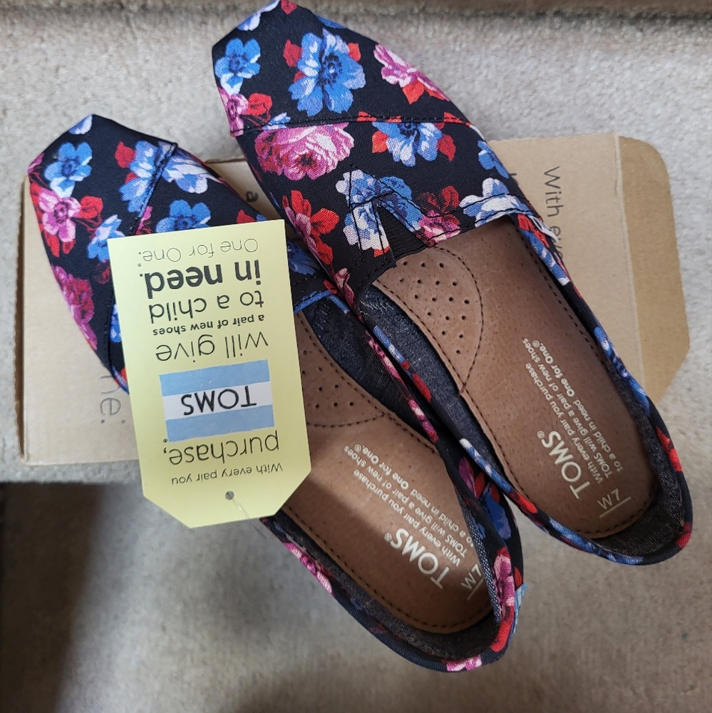 NWT! FLORAL TOMS SIZE 7!